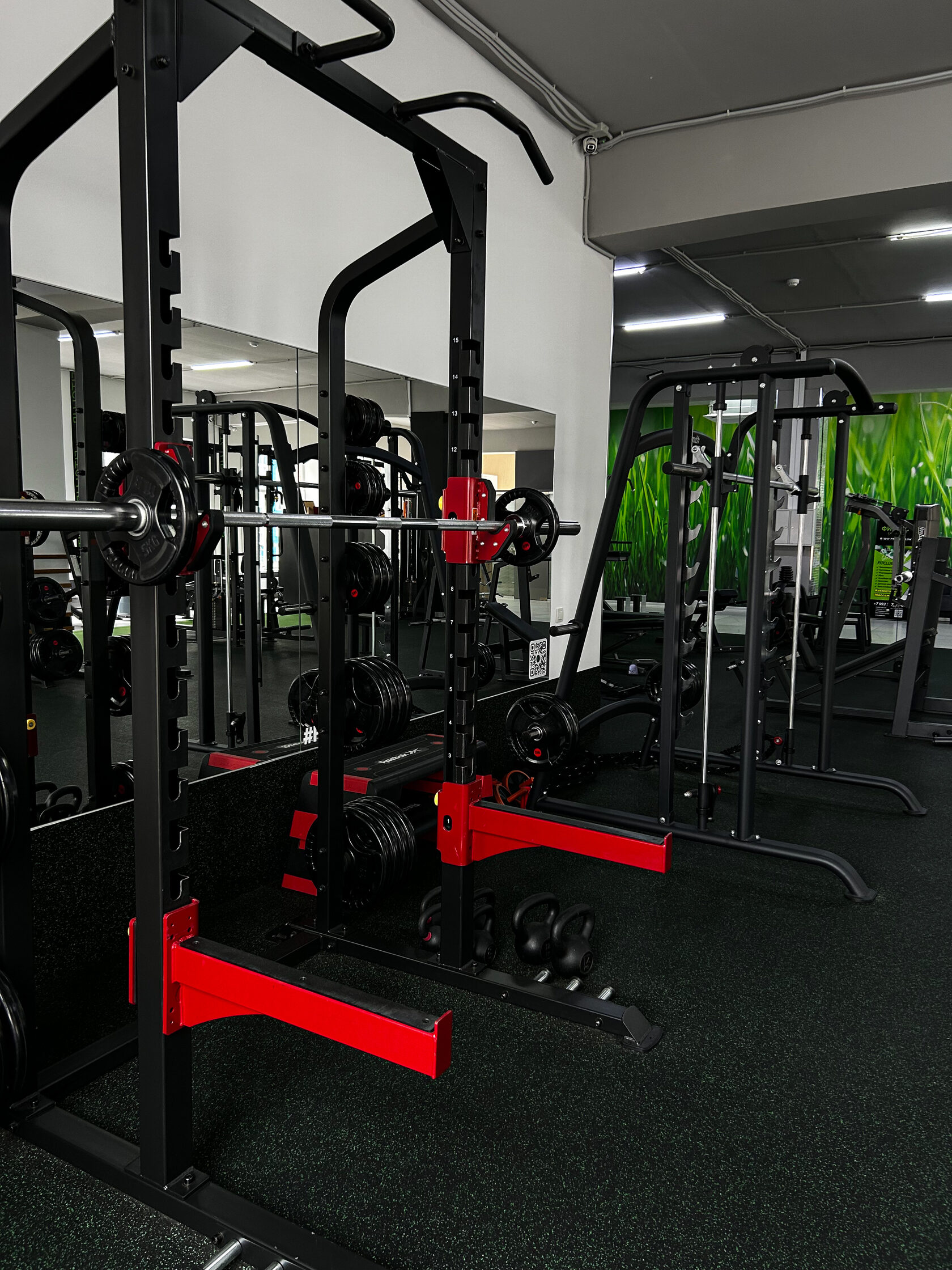 Зал свободных весов клуба FITCLUB