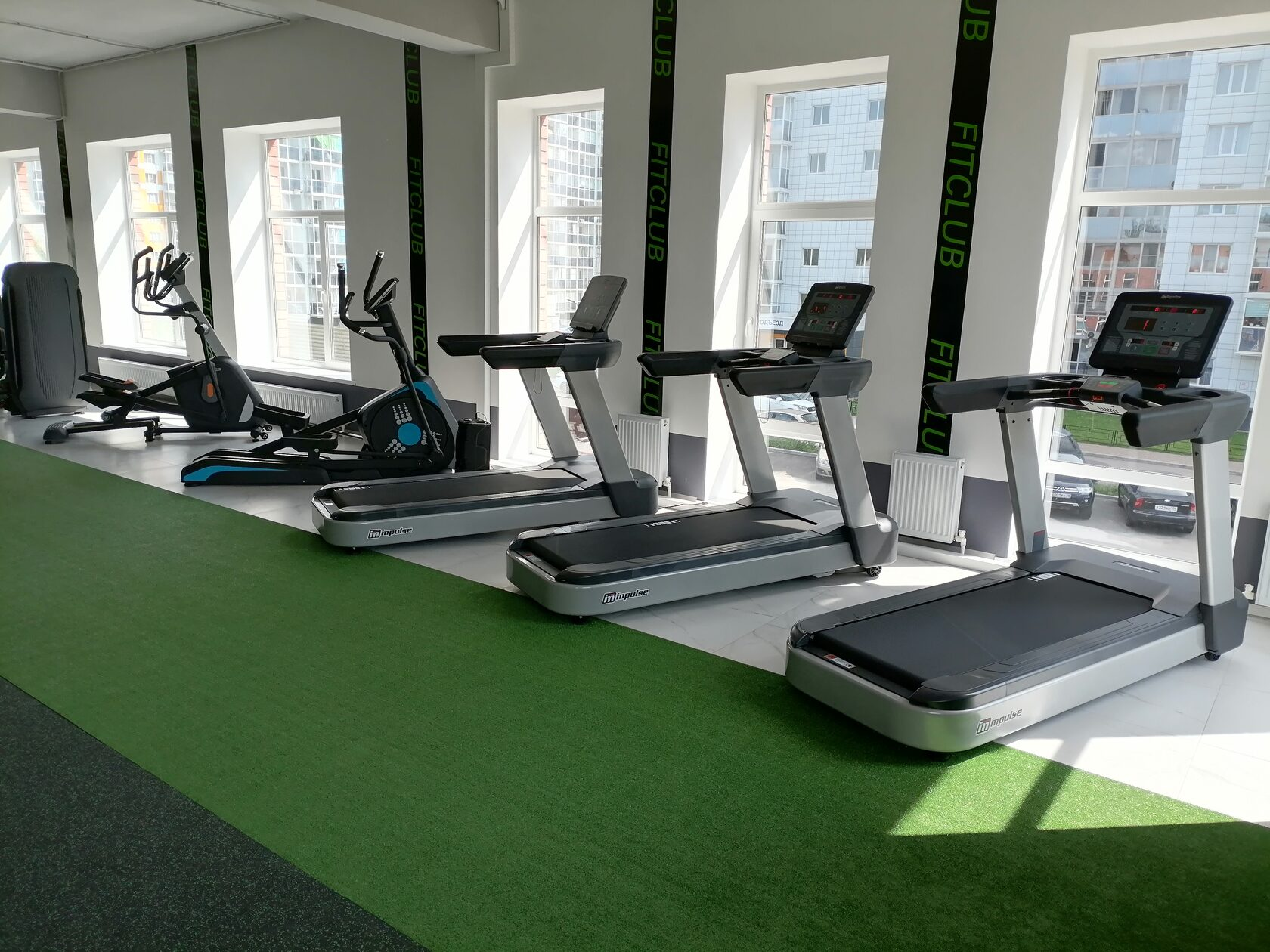 Тренажёрный зал FITCLUB с панорамными окнами